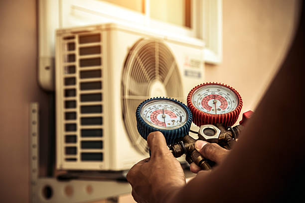 Professional Hvac technician working in Bellevue, IA